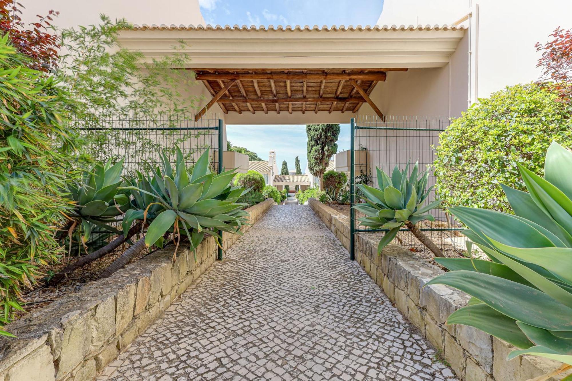 Apartment With 2 Bedrooms, 2m To The