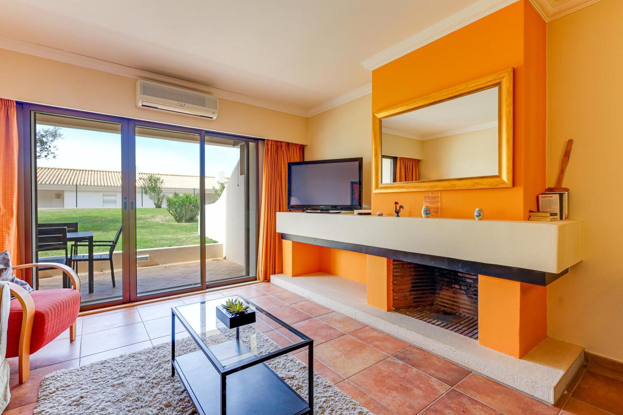 With 2 Bedrooms, 2m To The Armacao de Pera