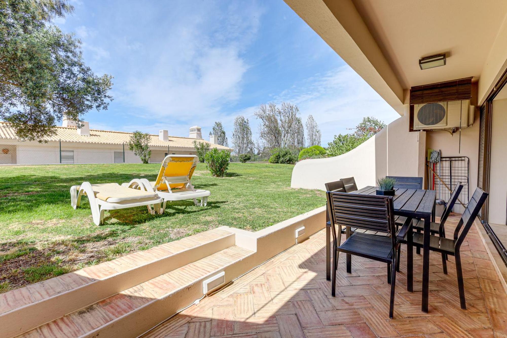With 2 Bedrooms, 2m To The Armacao de Pera