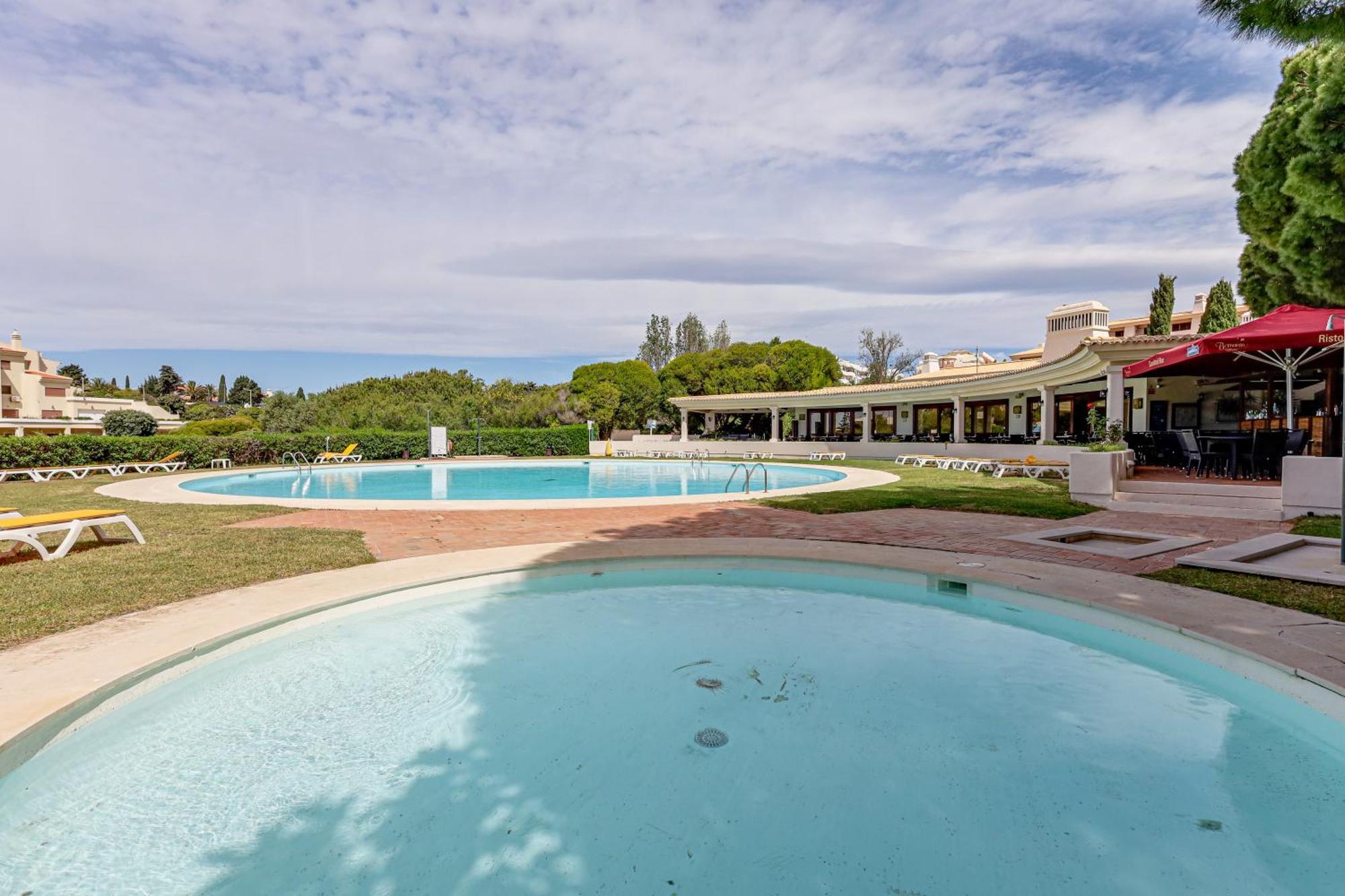 Apartment With 2 Bedrooms, 2m To The Armacao de Pera