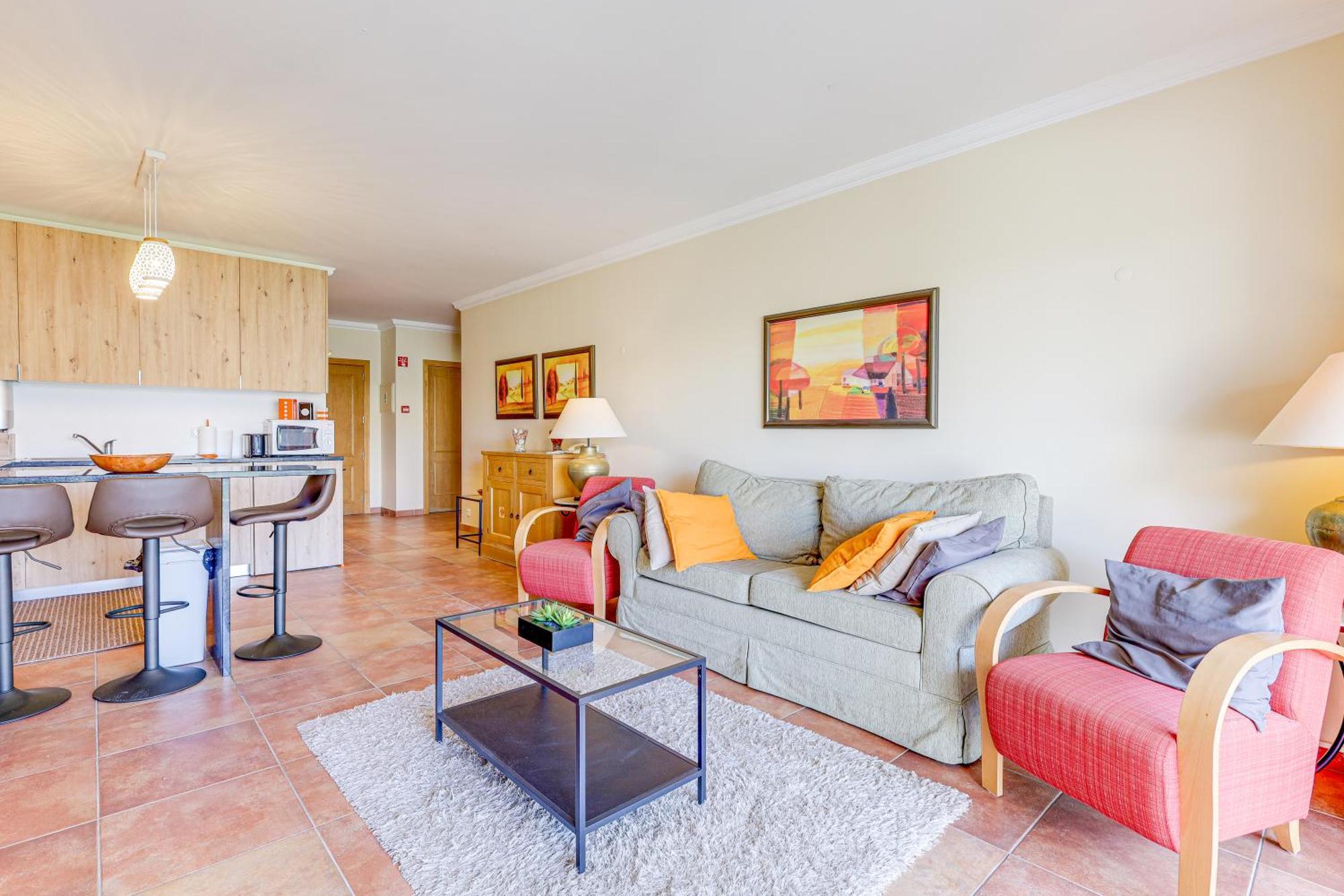 With 2 Bedrooms, 2m To The Armacao de Pera