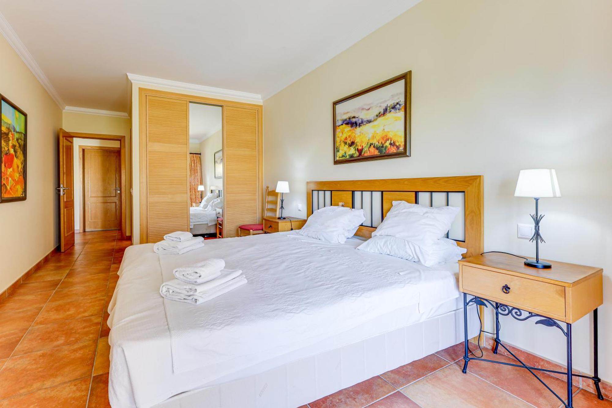 With 2 Bedrooms, 2m To The Armacao de Pera