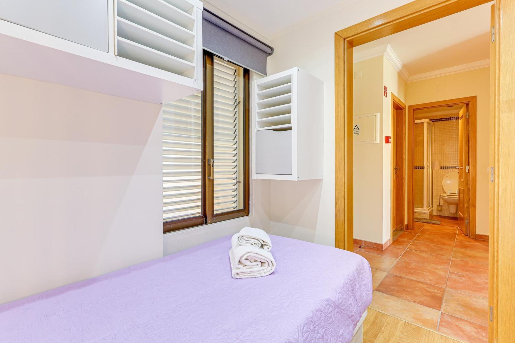 With 2 Bedrooms, 2m To The Armacao de Pera