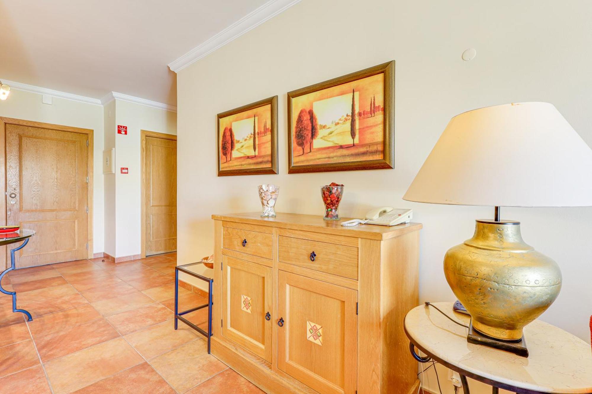With 2 Bedrooms, 2m To The Armacao de Pera