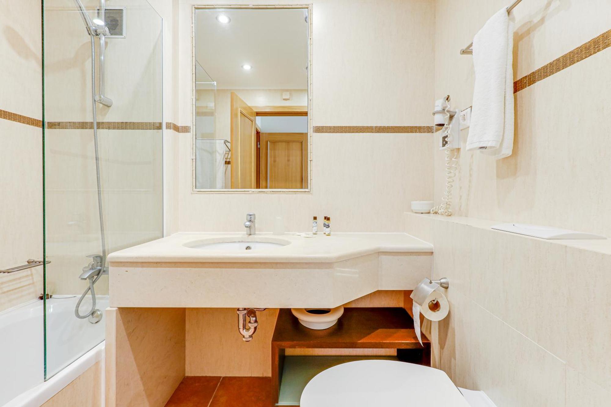 With 2 Bedrooms, 2m To The