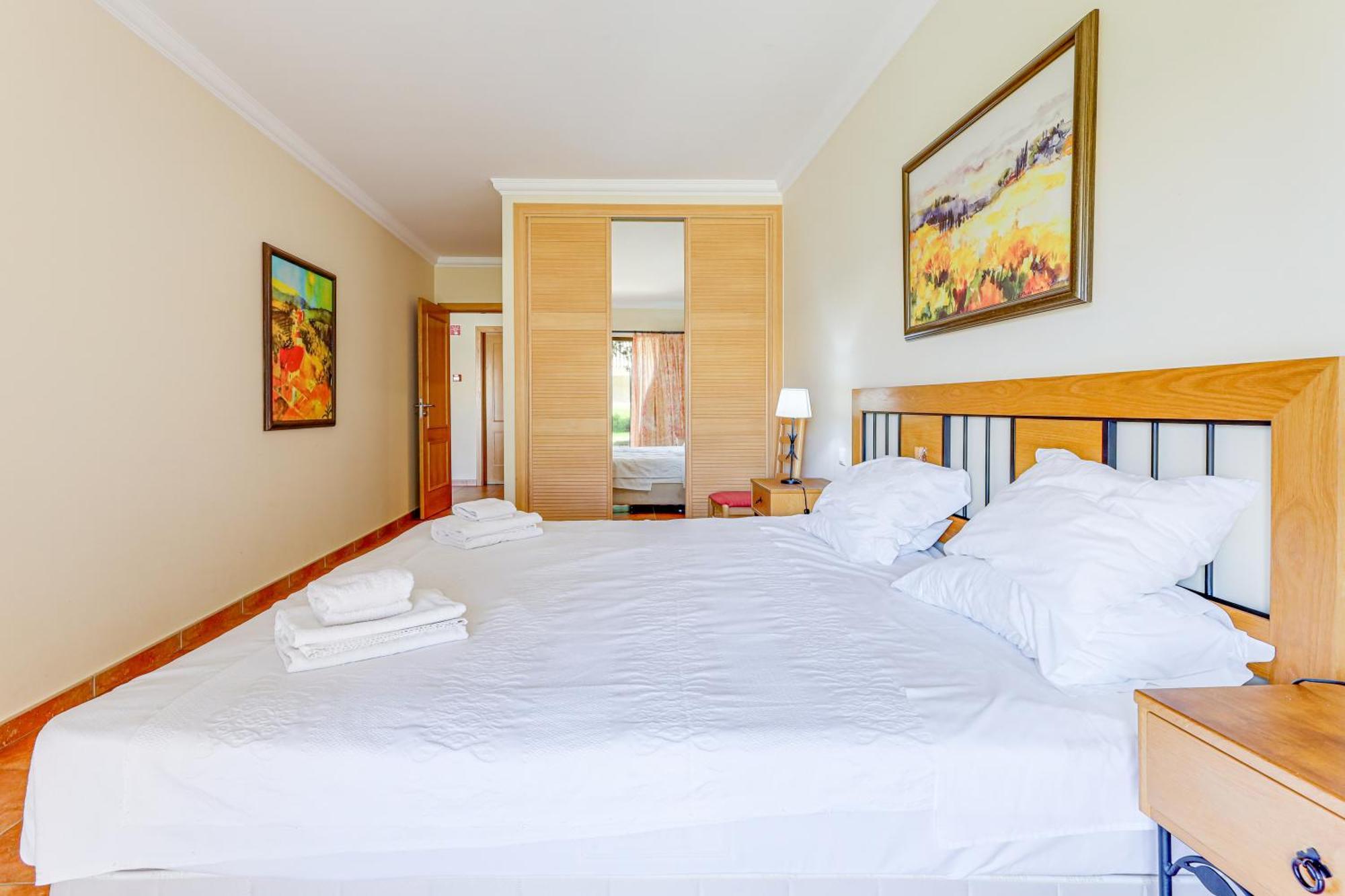 Apartment With 2 Bedrooms, 2m To The Armacao de Pera