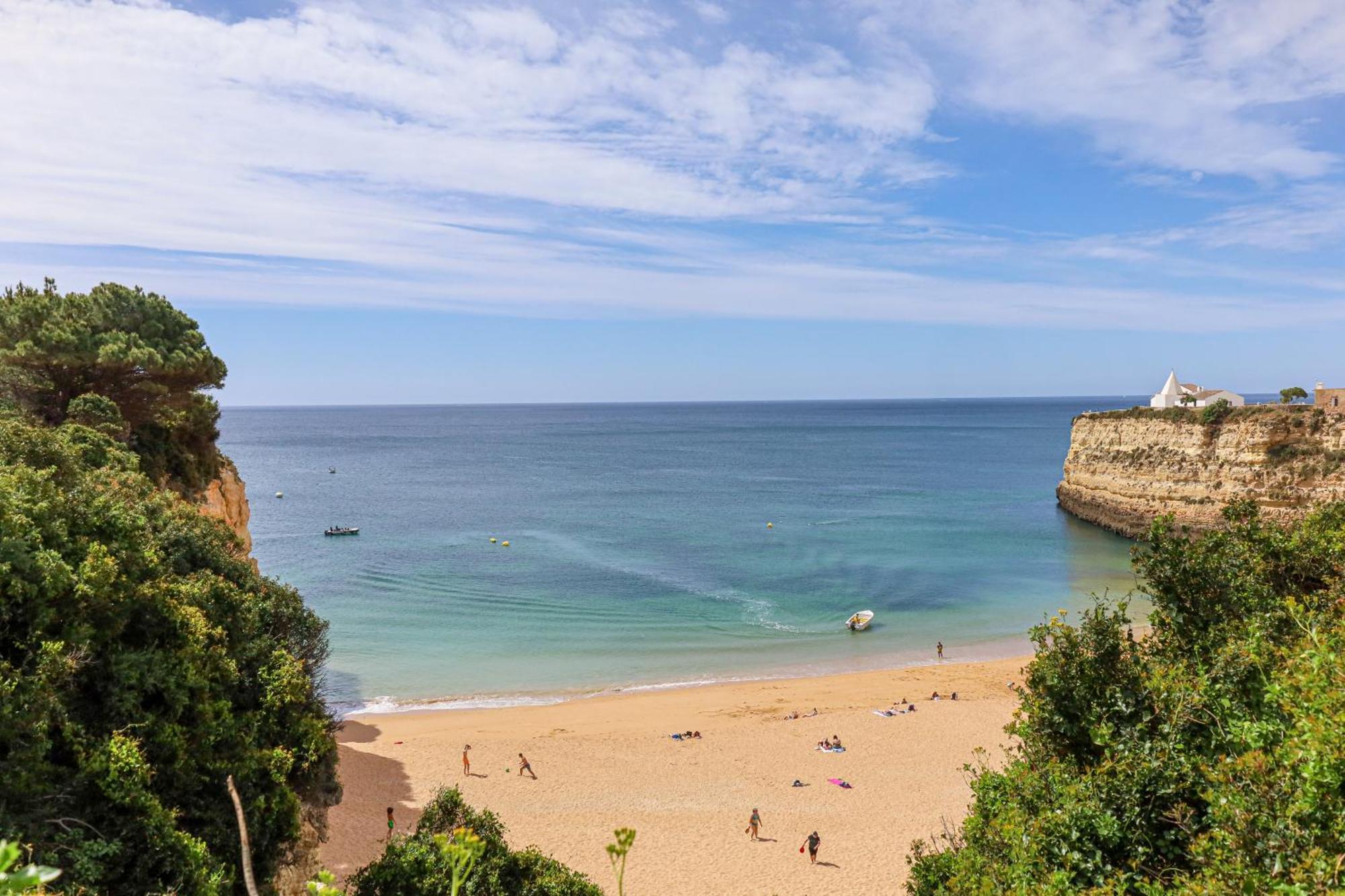 With 2 Bedrooms, 2m To The Armacao de Pera