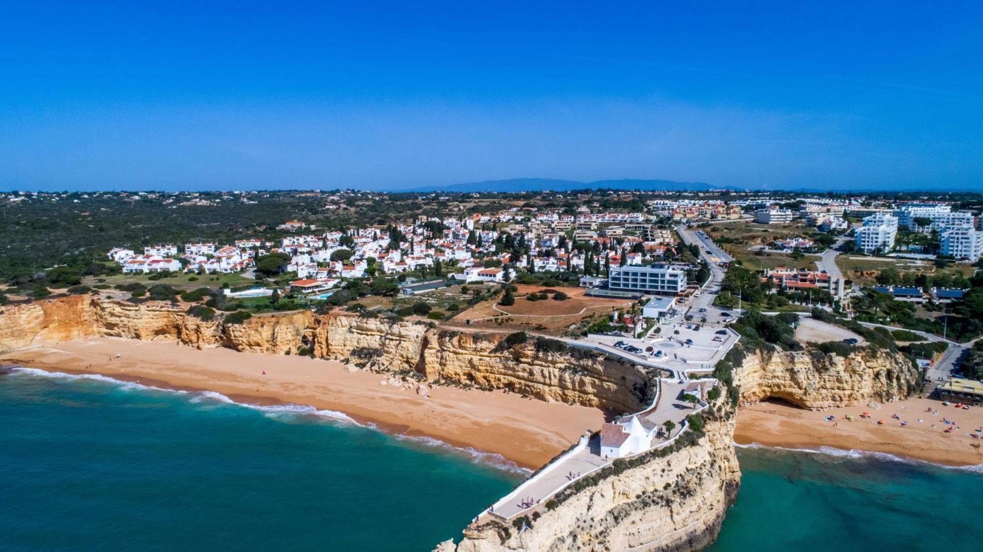 With 2 Bedrooms, 2m To The Armacao de Pera