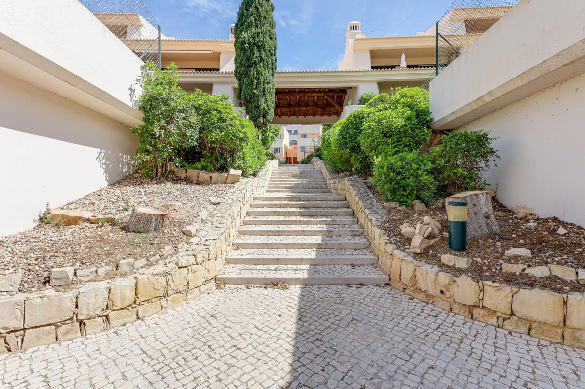 Apartment With 2 Bedrooms, 2m To The Armacao de Pera