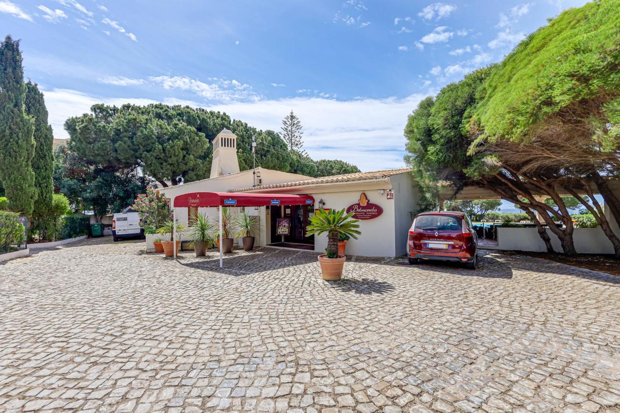 With 2 Bedrooms, 2m To The Armacao de Pera