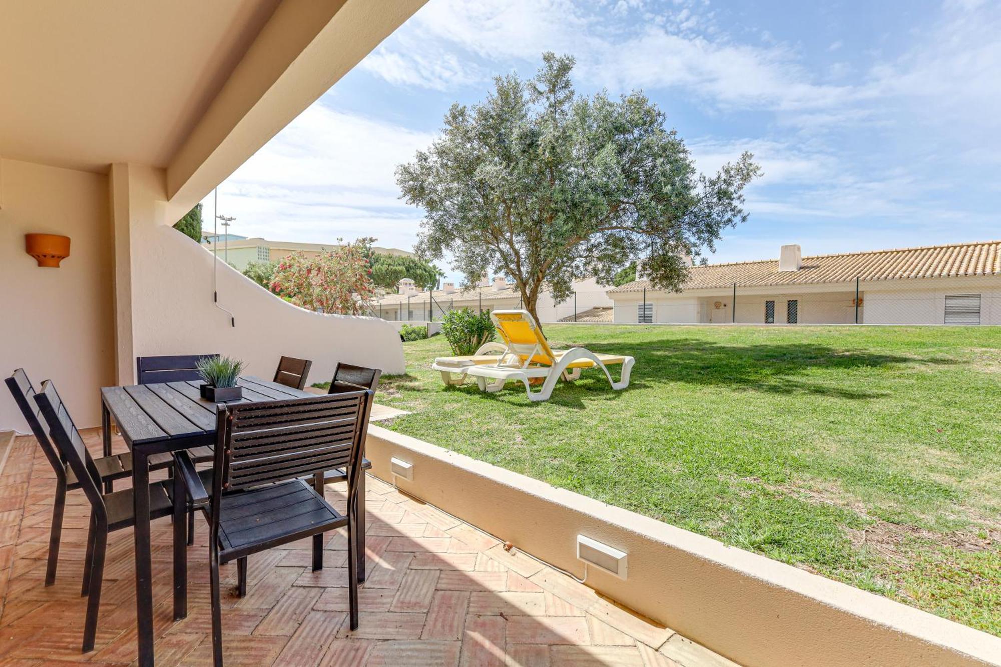 Appartamento With 2 Bedrooms, 2m To The Armação de Pêra