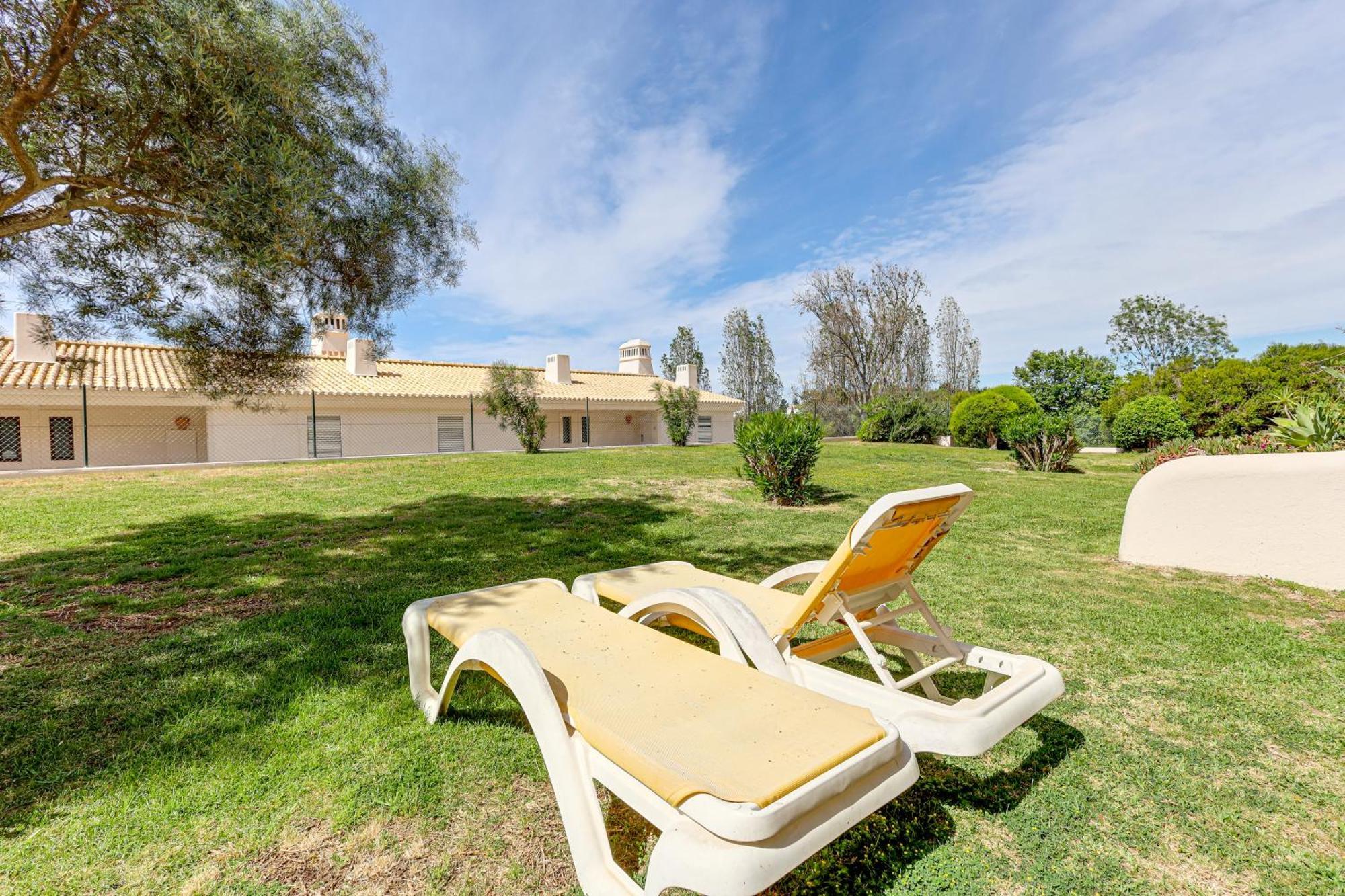 With 2 Bedrooms, 2m To The Armação de Pêra
