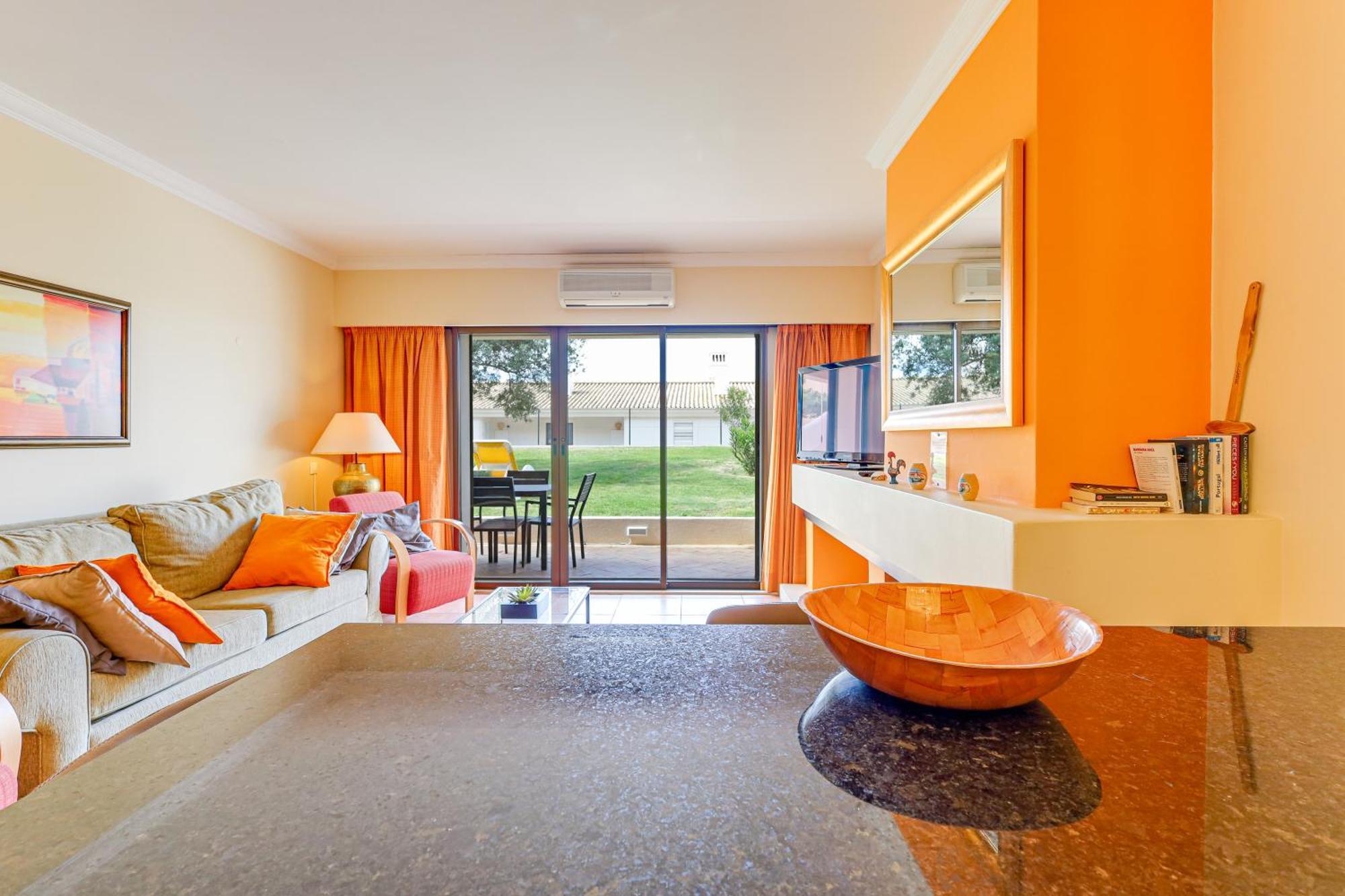 Appartamento With 2 Bedrooms, 2m To The Armação de Pêra