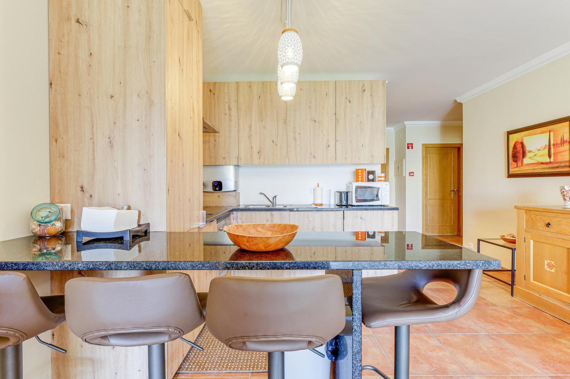 With 2 Bedrooms, 2m To The Armação de Pêra