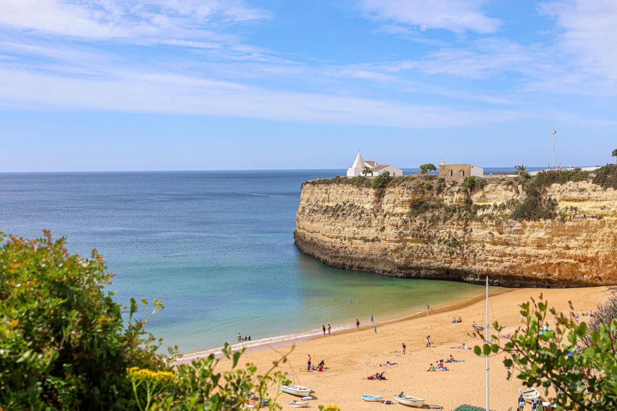 Appartamento With 2 Bedrooms, 2m To The Armação de Pêra