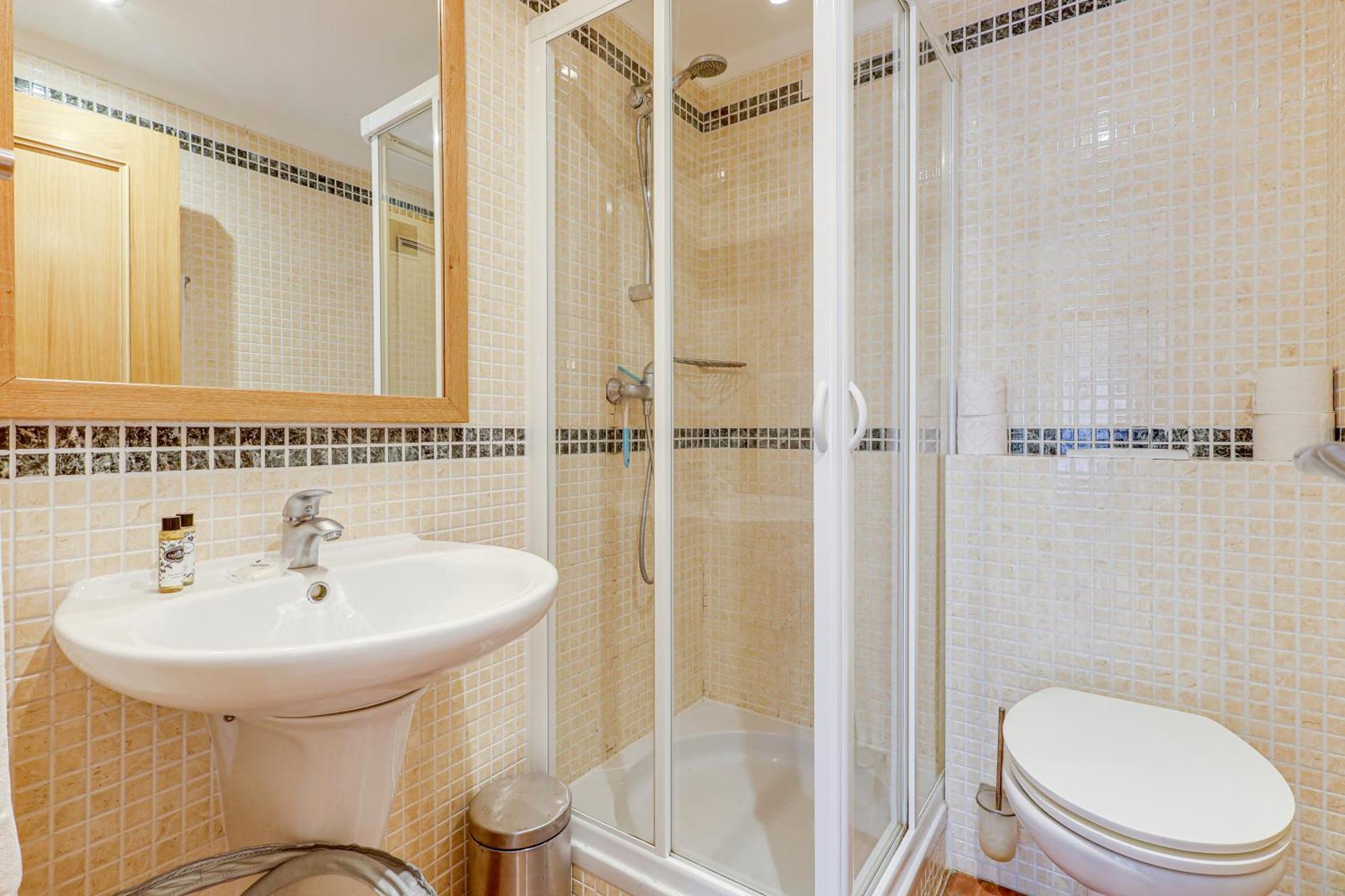 With 2 Bedrooms, 2m To The Armação de Pêra