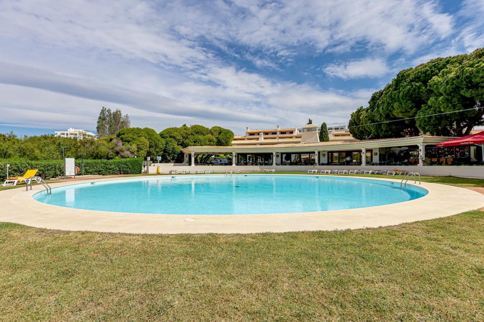 With 2 Bedrooms, 2m To The Armação de Pêra
